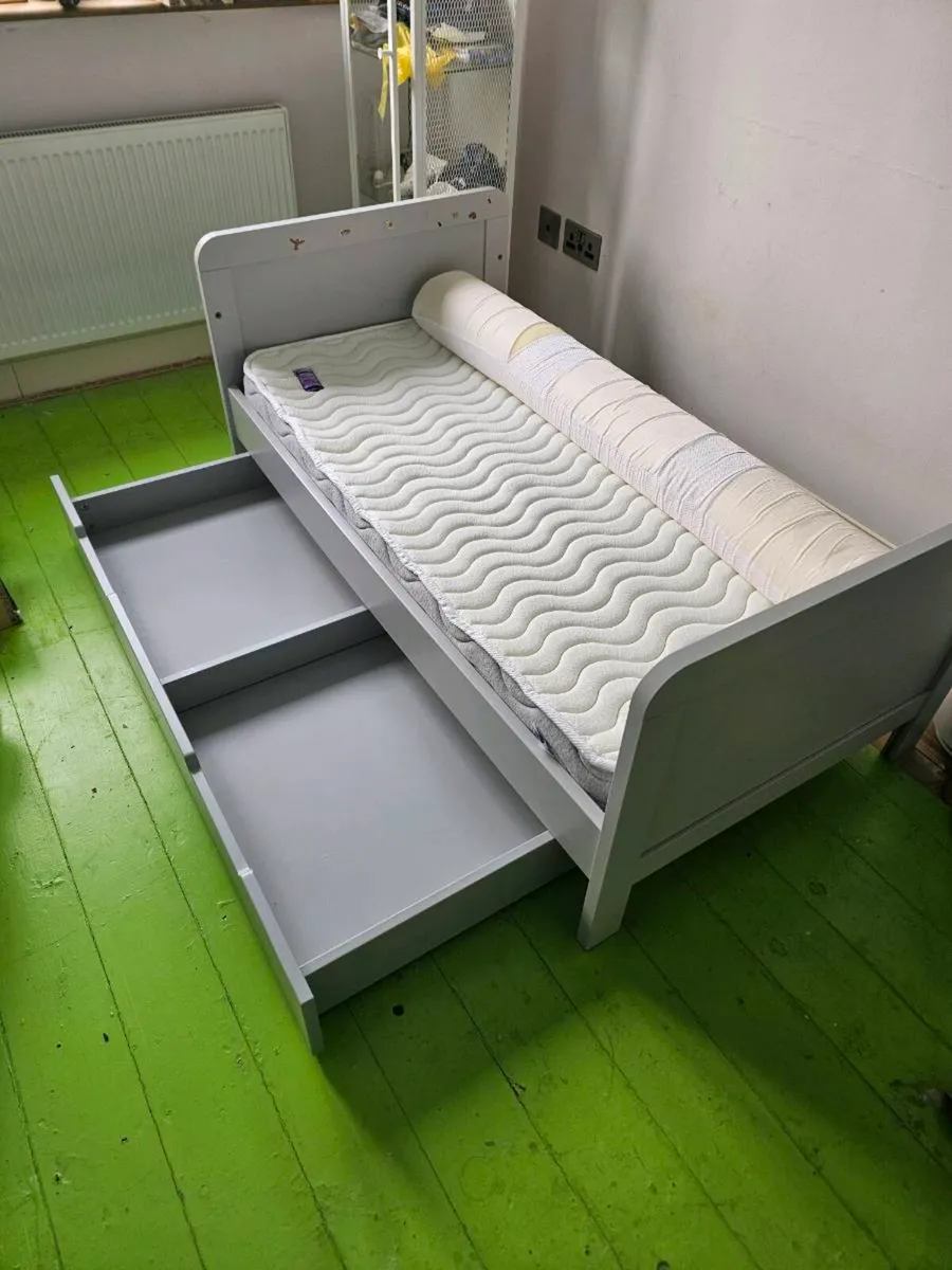 Baby cot bed, chest drawers - Image 3