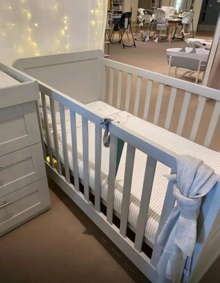 Baby cot bed, chest drawers - Image 1