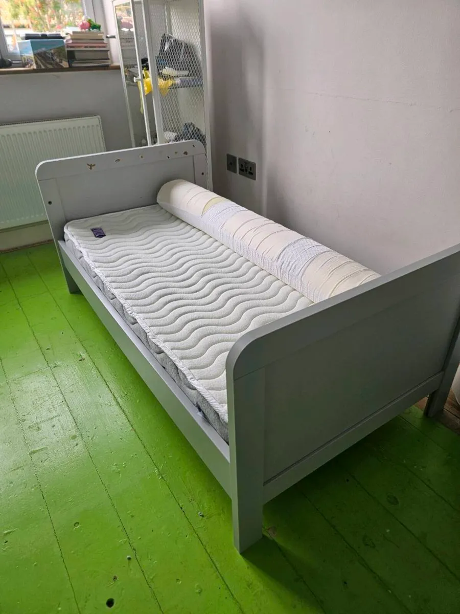 Baby cot bed, chest drawers - Image 2