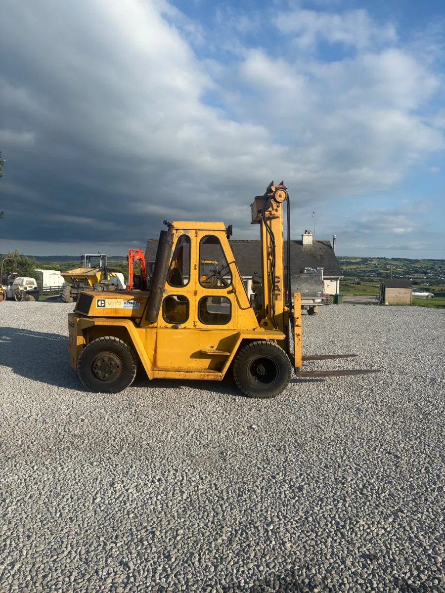 Caterpillar v110    5ton.  Forklift - Image 1