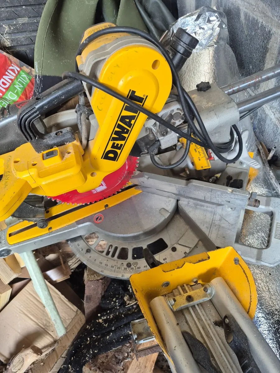 10 inch Dewalt ewalt chop saw plus stand - Image 1