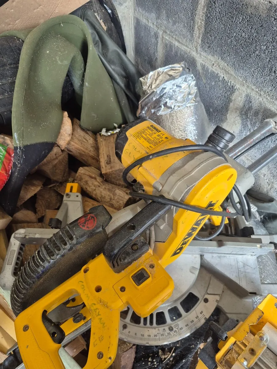 10 inch Dewalt ewalt chop saw plus stand - Image 3