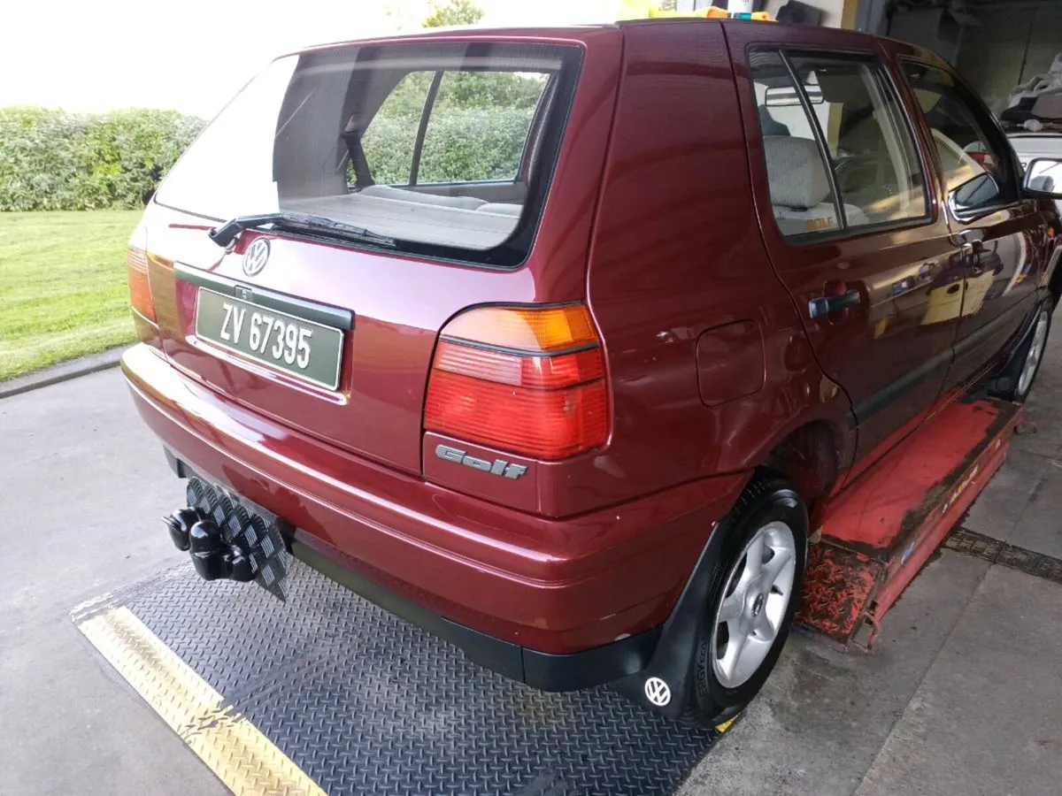 Golf diesel   +    Toyota  sprinter executive. - Image 3