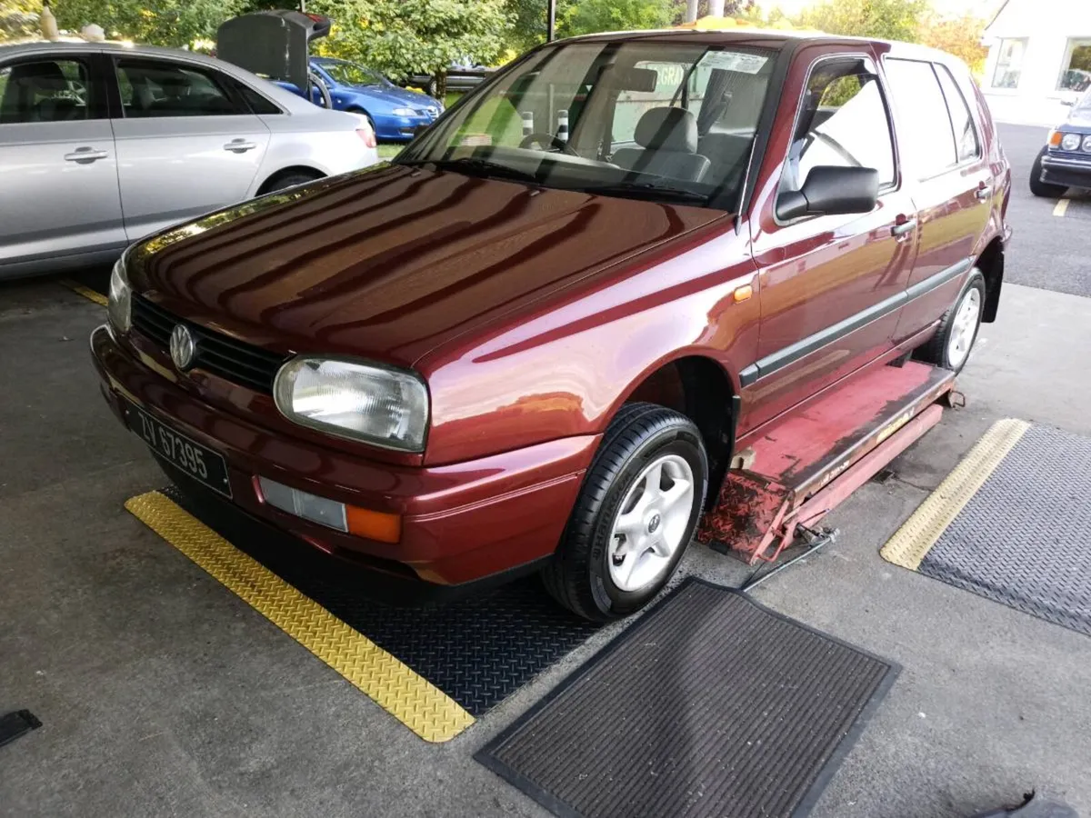 Golf diesel   +    Toyota  sprinter executive. - Image 4