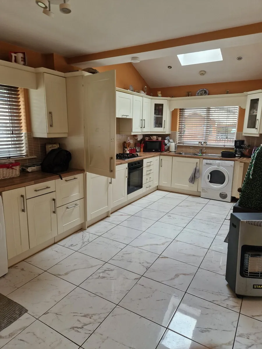 Kitchen units - Image 1