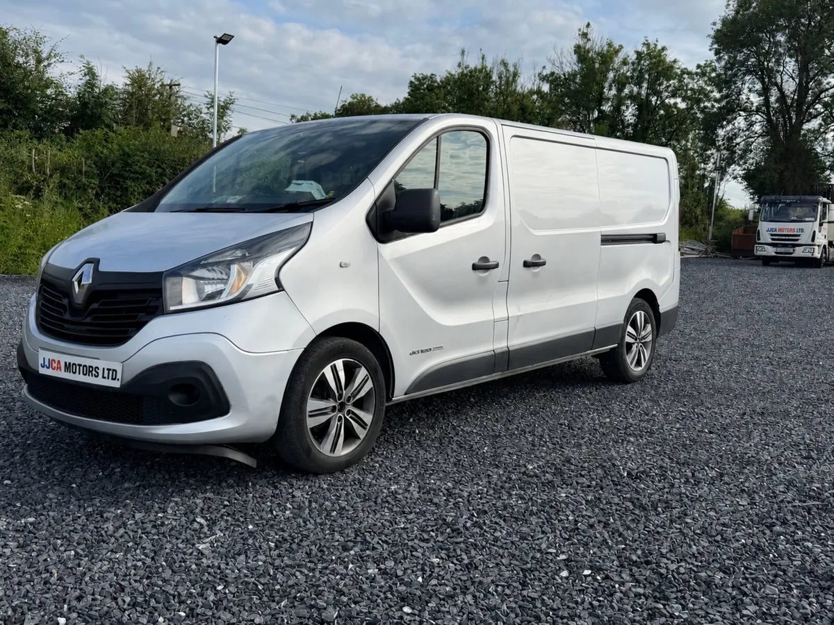 ABSOLUTELY STUNNING 2017 LWB 120 BHP TRAFIC