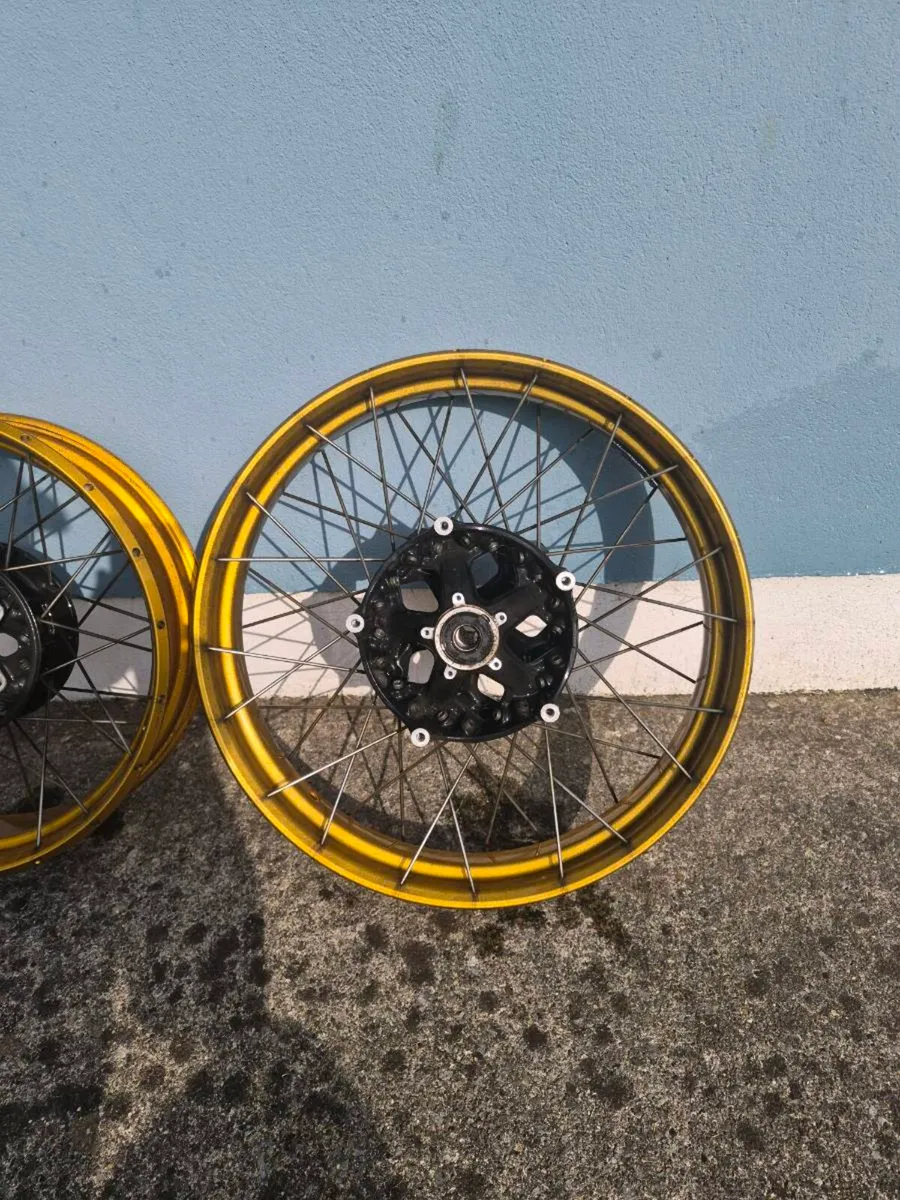 BMW GS 2023 GOLD SPOKE WHEELS ANARKEE WILD TYRE - Image 3