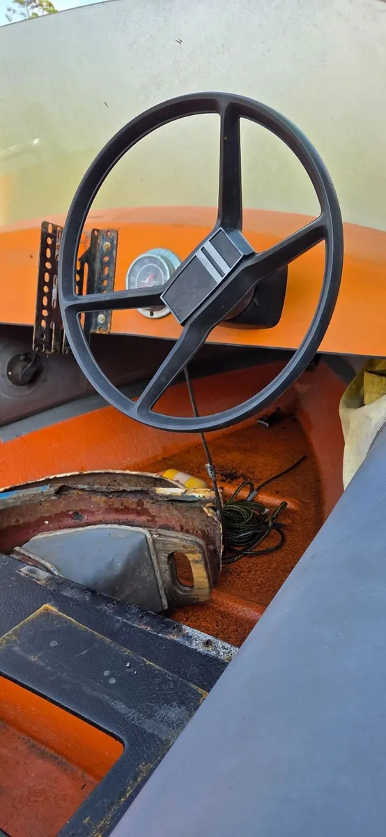 Boat with trailer - Image 1