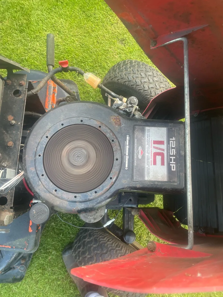 Ride on lawnmower - Image 2