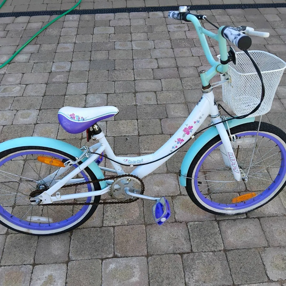 Girls bicycle - Image 1
