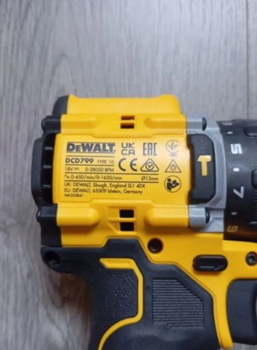 DeWalt dcd799 Combi Drill - Image 3