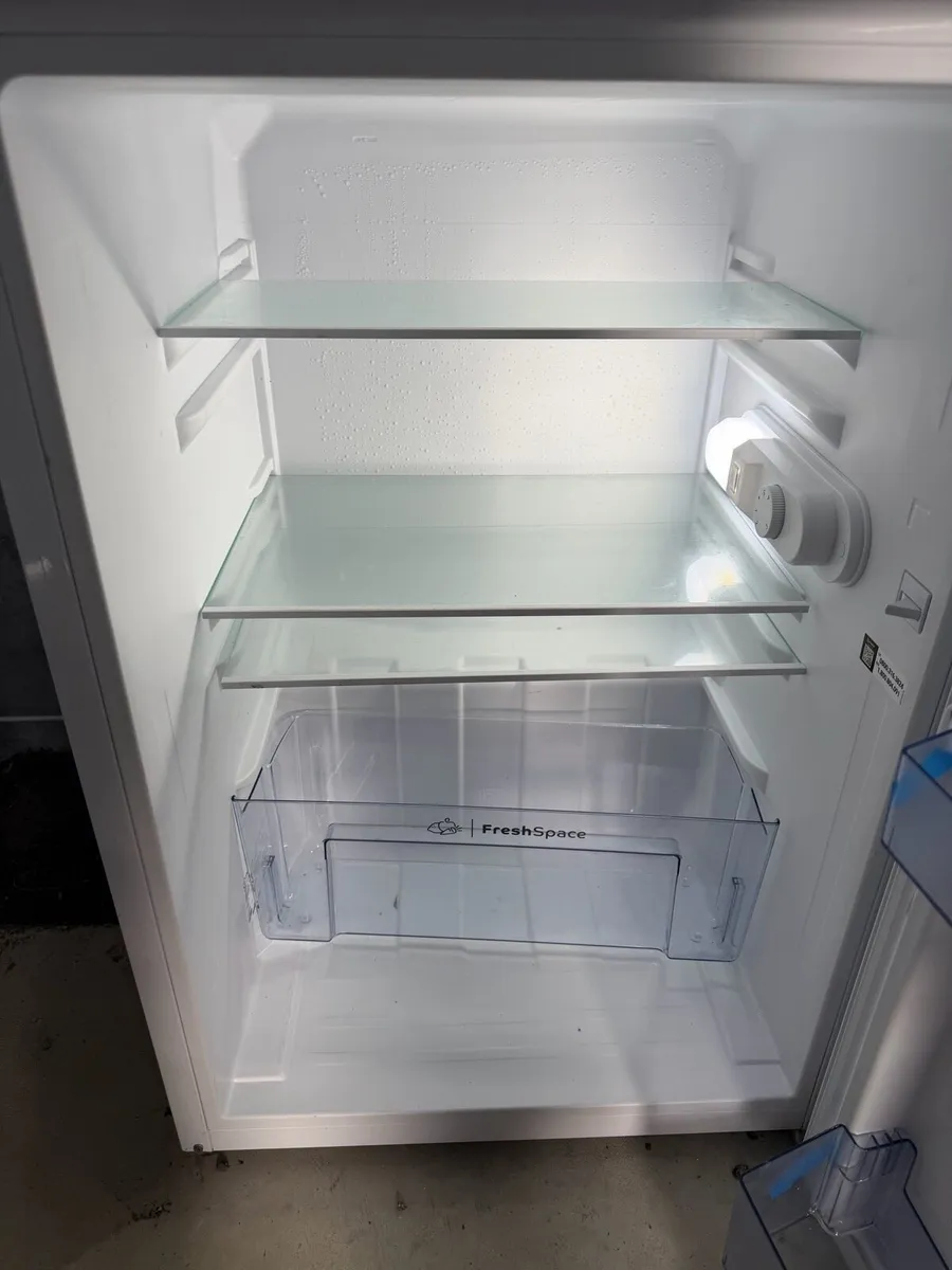Fridge under counter - Image 2