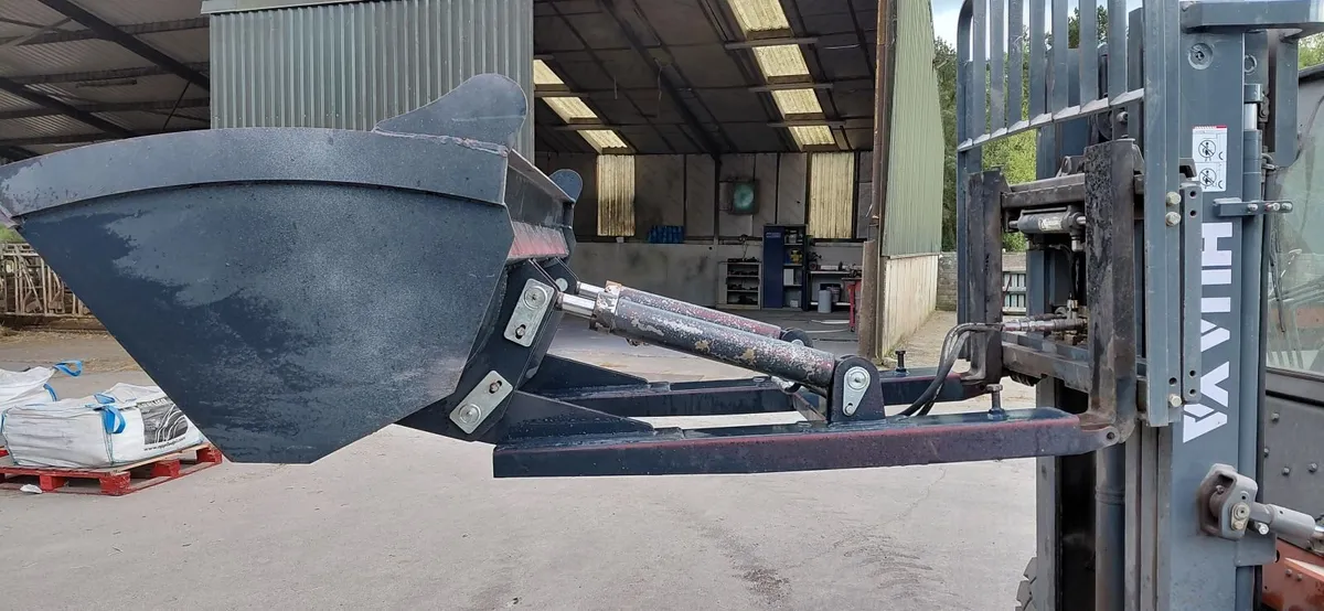 Forklift hydraulic tipping bucket! - Image 4