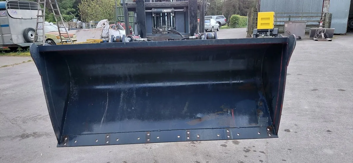 Forklift hydraulic tipping bucket! - Image 3