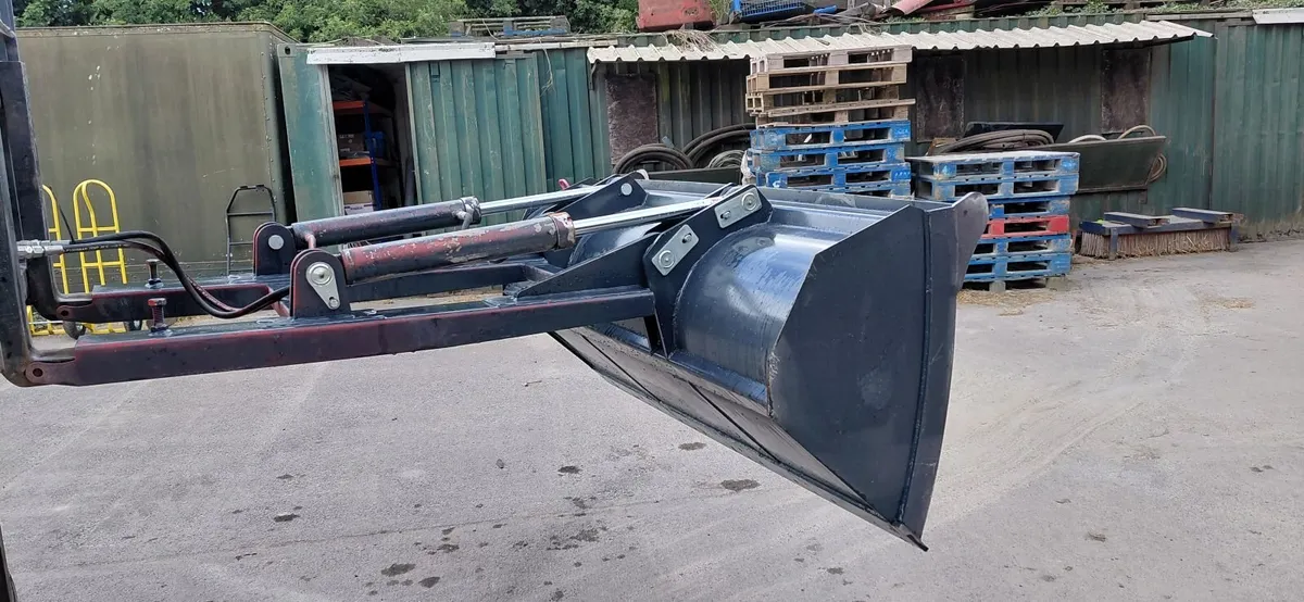 Forklift hydraulic tipping bucket! - Image 2