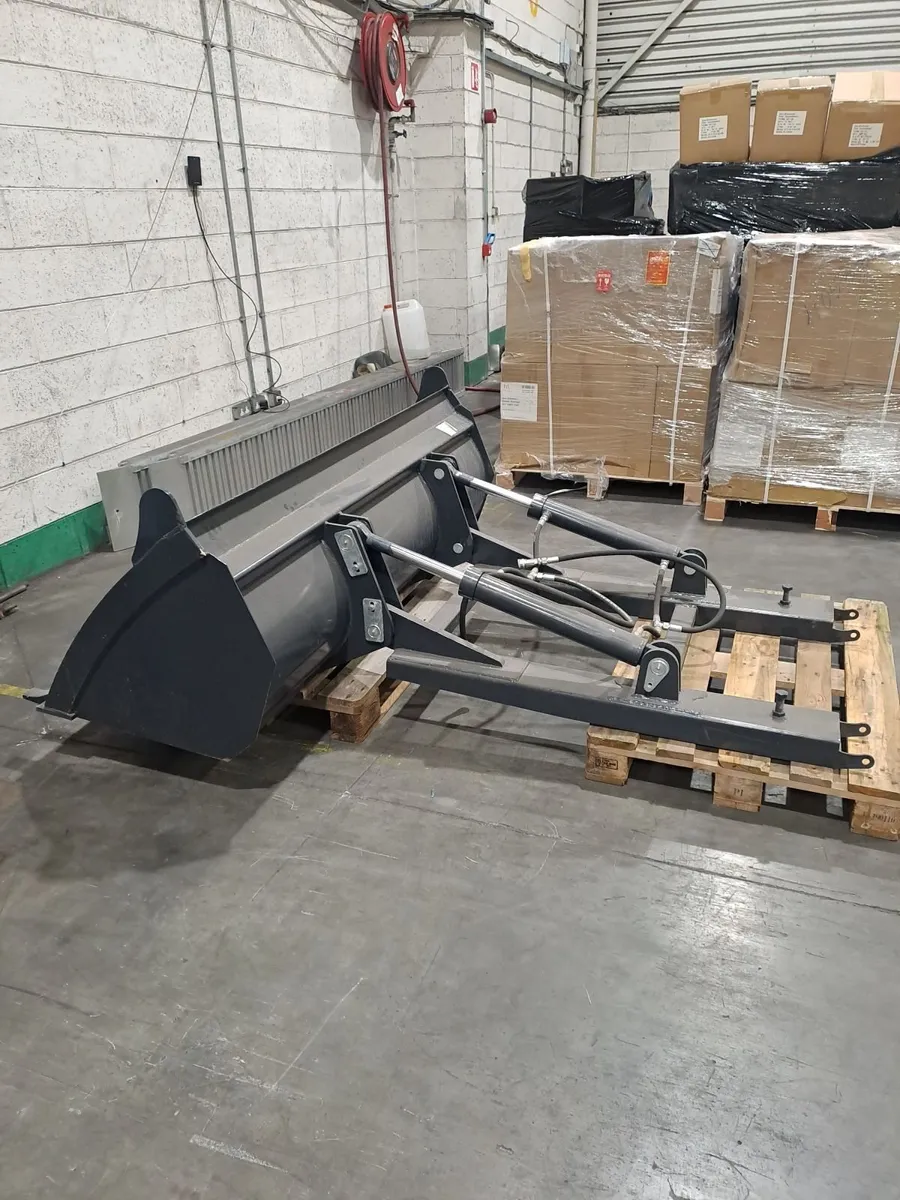 Forklift hydraulic tipping bucket! - Image 1