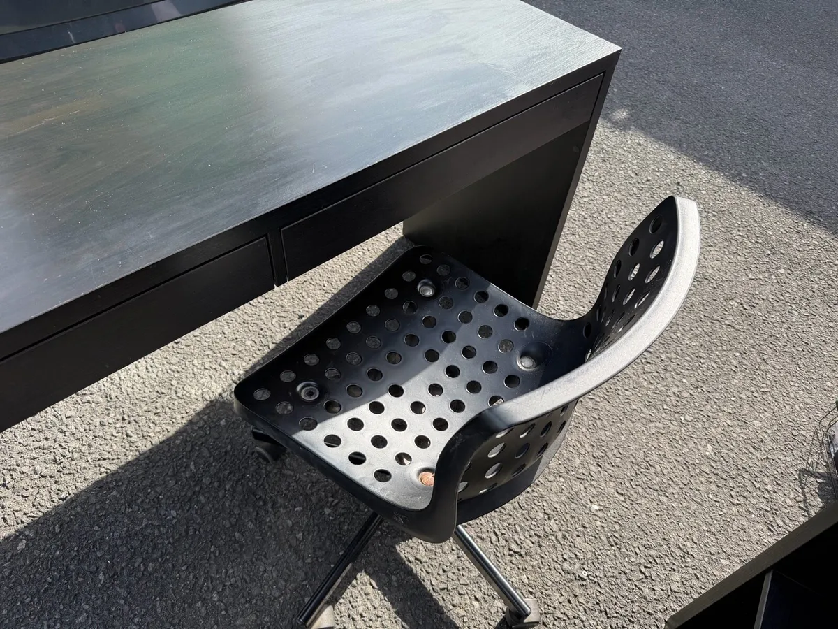 Desk with chair - Image 1