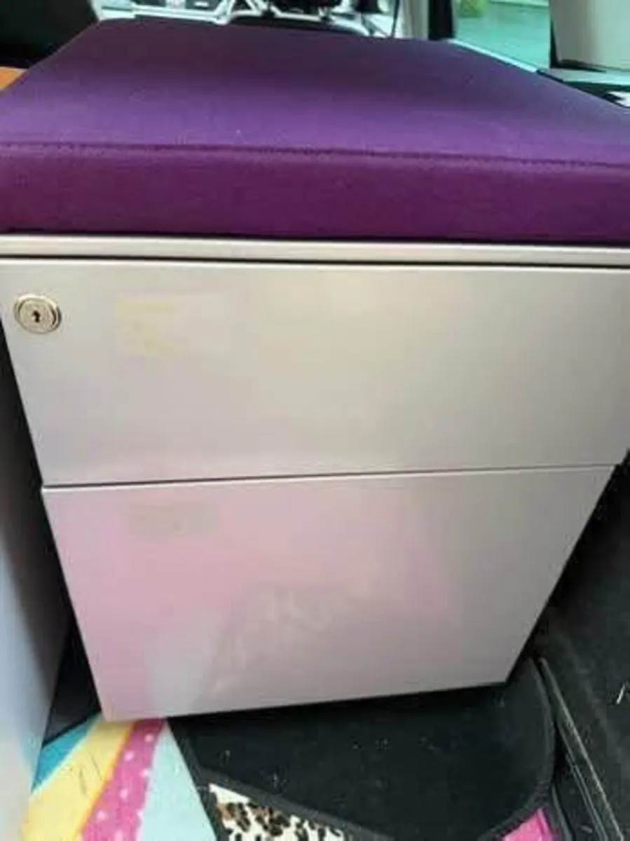 Pedestal with cushion - Image 1