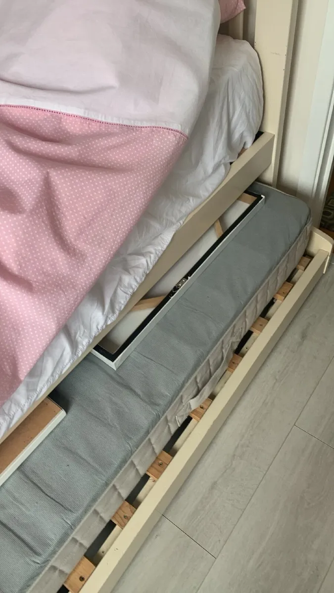Single bed - Image 2
