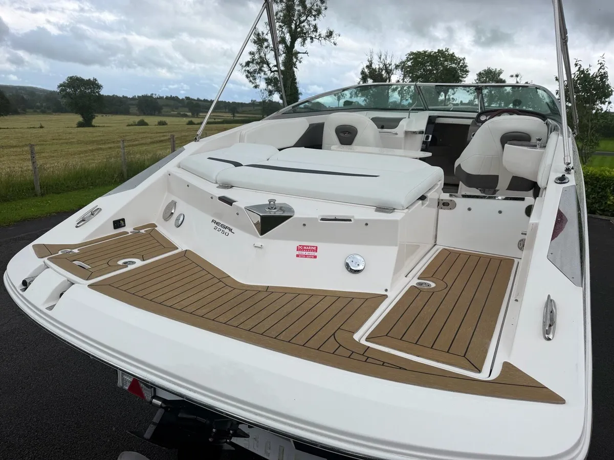 Regal 2250 boat sports cuddy cruiser - Image 4