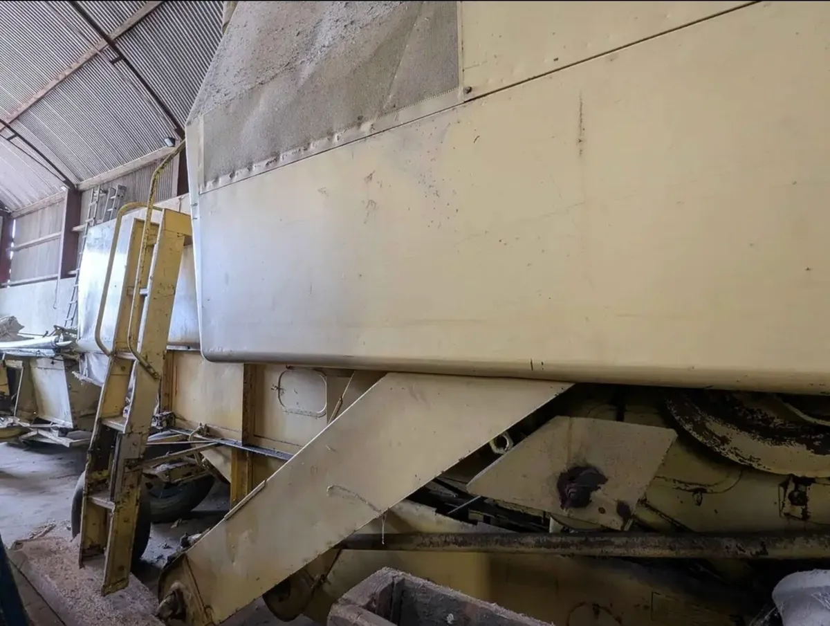 New holland combine harvester - Image 2