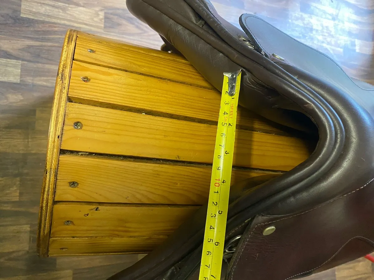 17.5 brown Leather jump saddle as new - Image 2