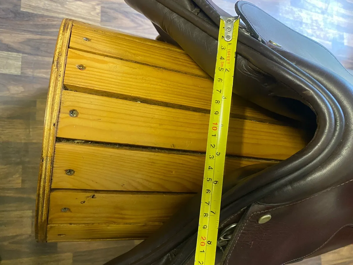 17.5 brown Leather jump saddle as new - Image 3