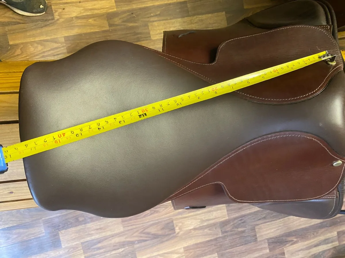 17.5 brown Leather jump saddle as new - Image 4