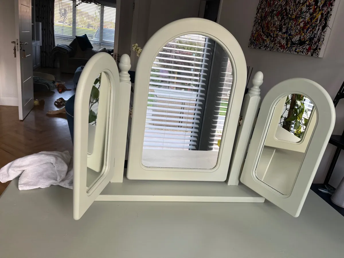 Table /Desk dressing table. - Image 4