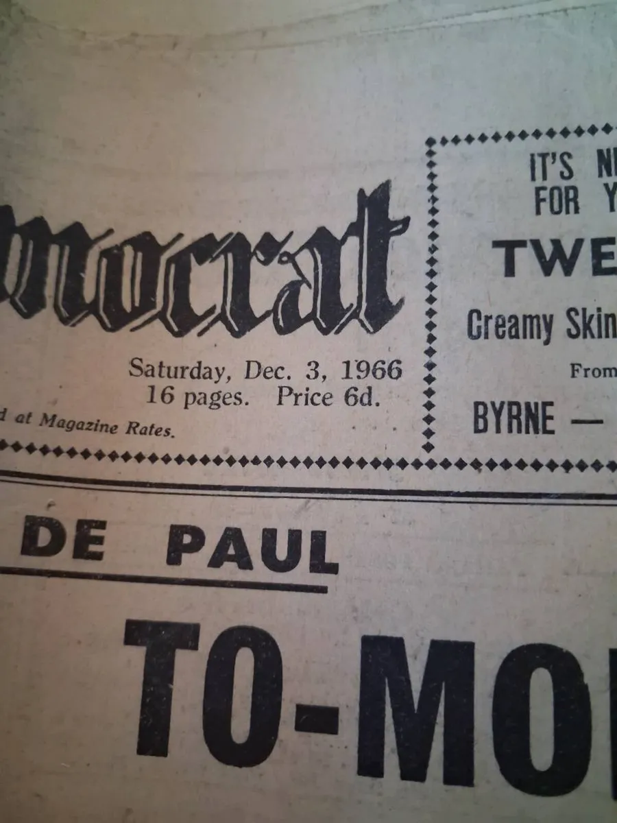Old newspapers - Image 2