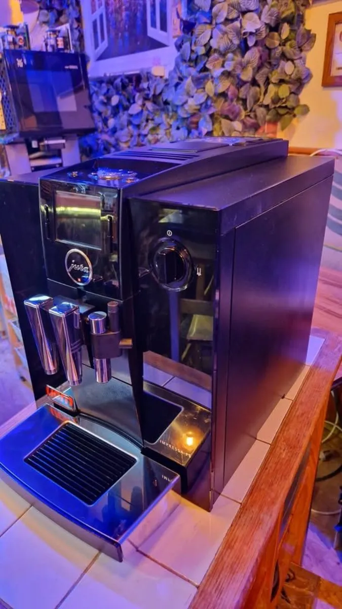 Jura IMPRESSA F8 Automatic Coffee Machine - Image 3