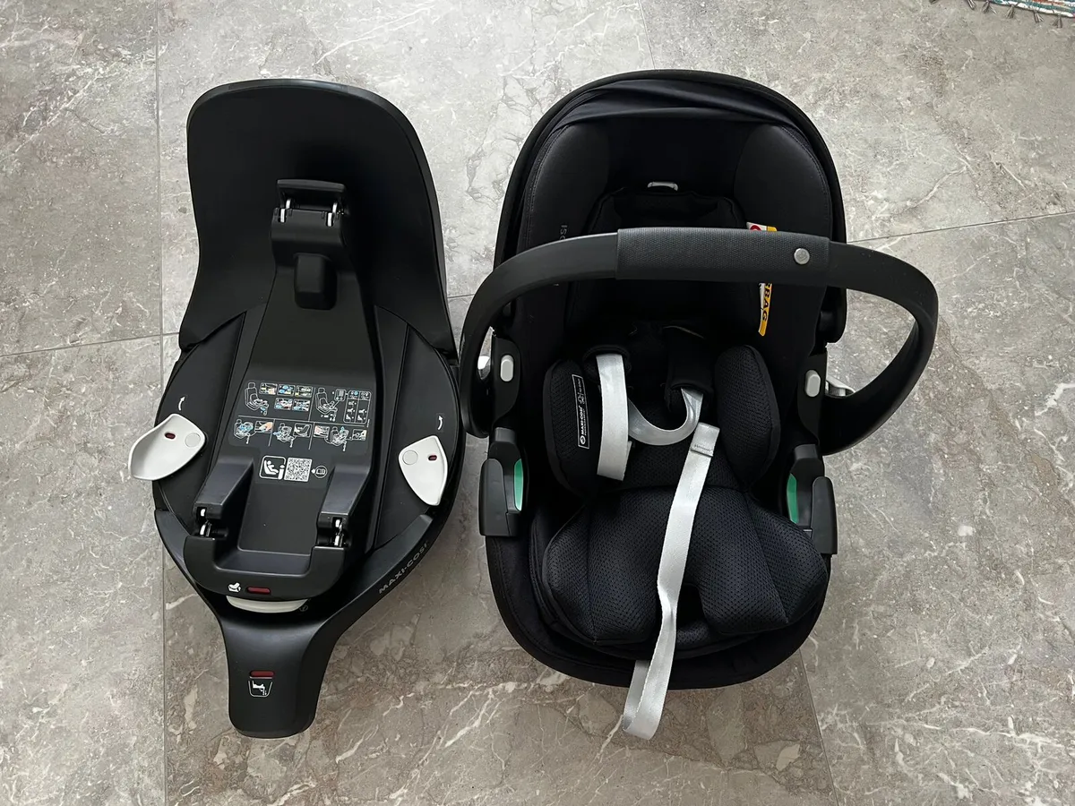 Maxi Cozy  360 pro2 car seat - Image 1