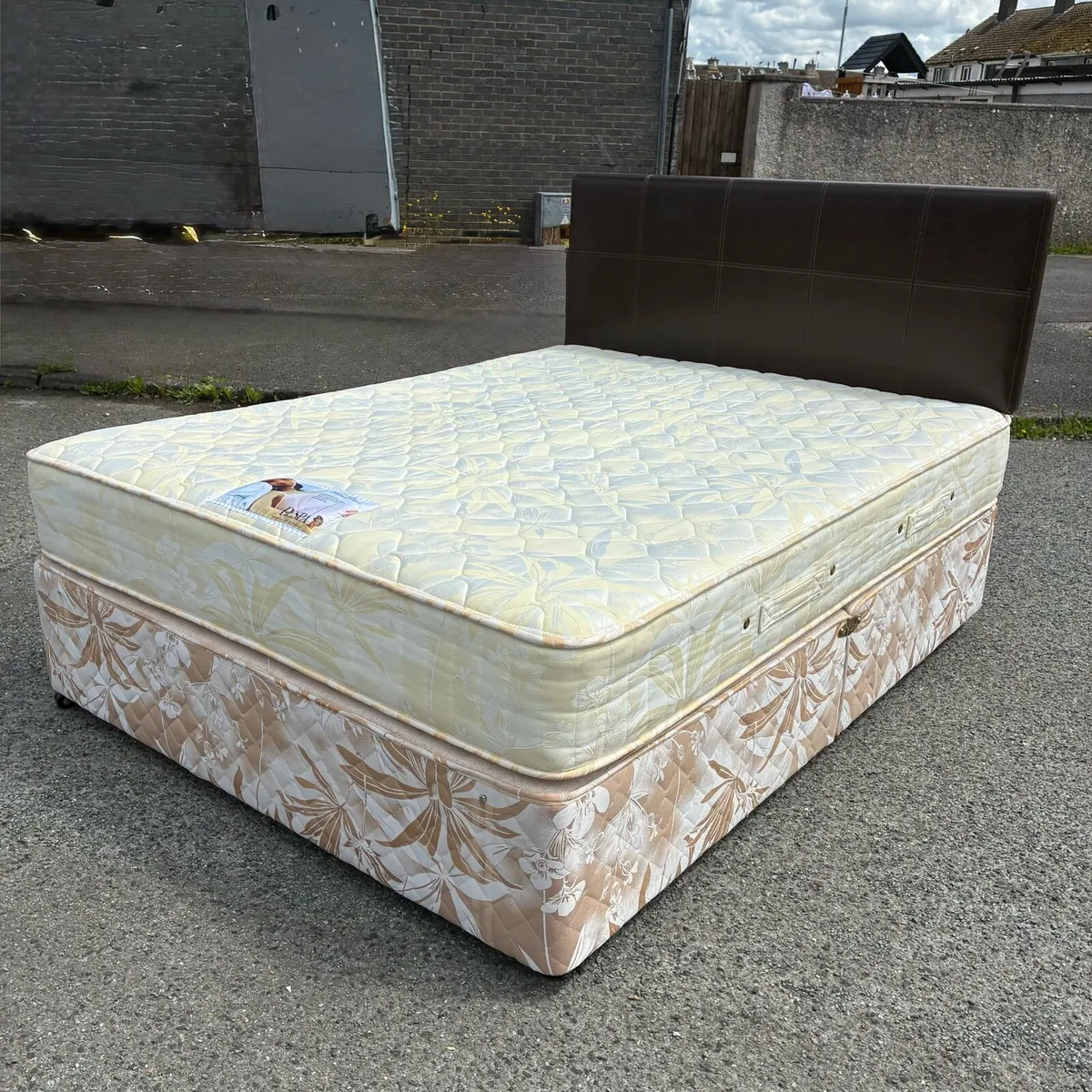 Respa 5ft king bed & leather headboard - Image 3