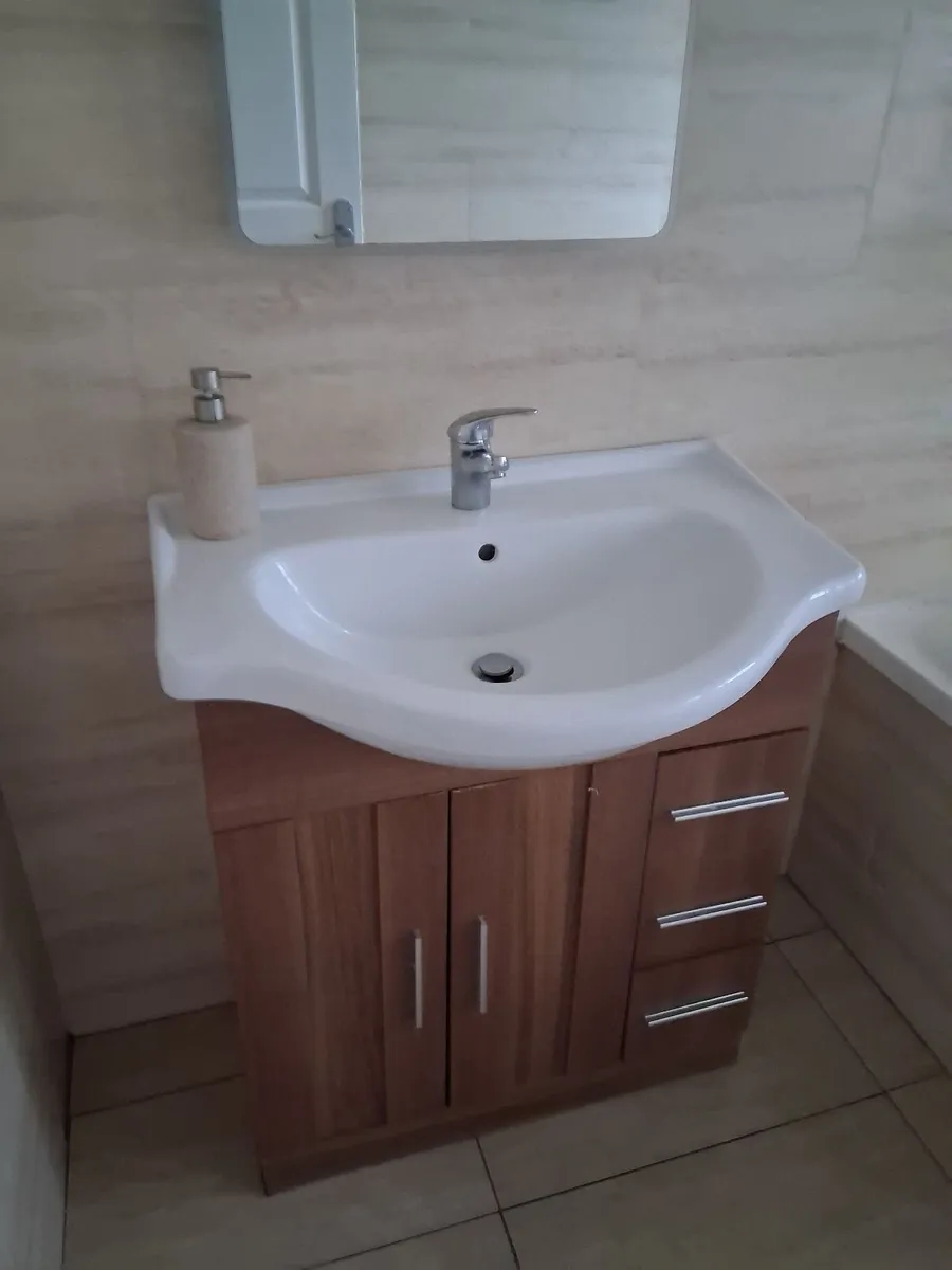 Bathroom vanity unit and lighted mirror - Image 4