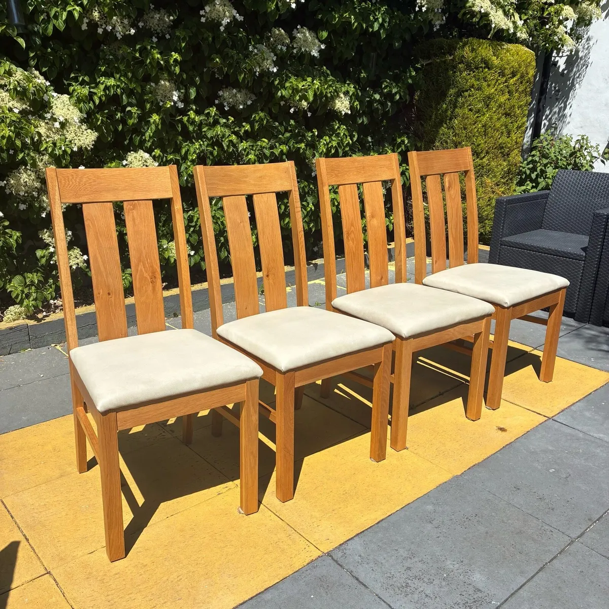 4 solid oak kitchen chairs leather seats - Image 1