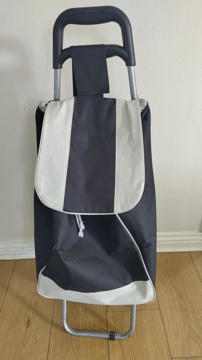 Shopping trolley (broken) - Image 1