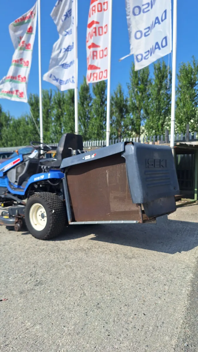 Iseki SXG19 low dump ride on mower - Image 4