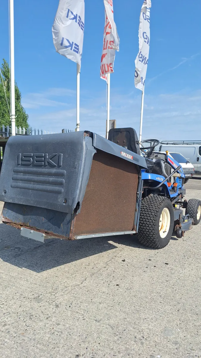 Iseki SXG19 low dump ride on mower - Image 3