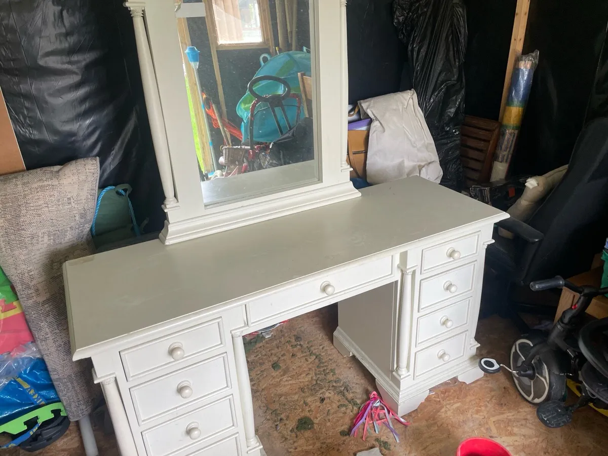 Dressing table - Image 1