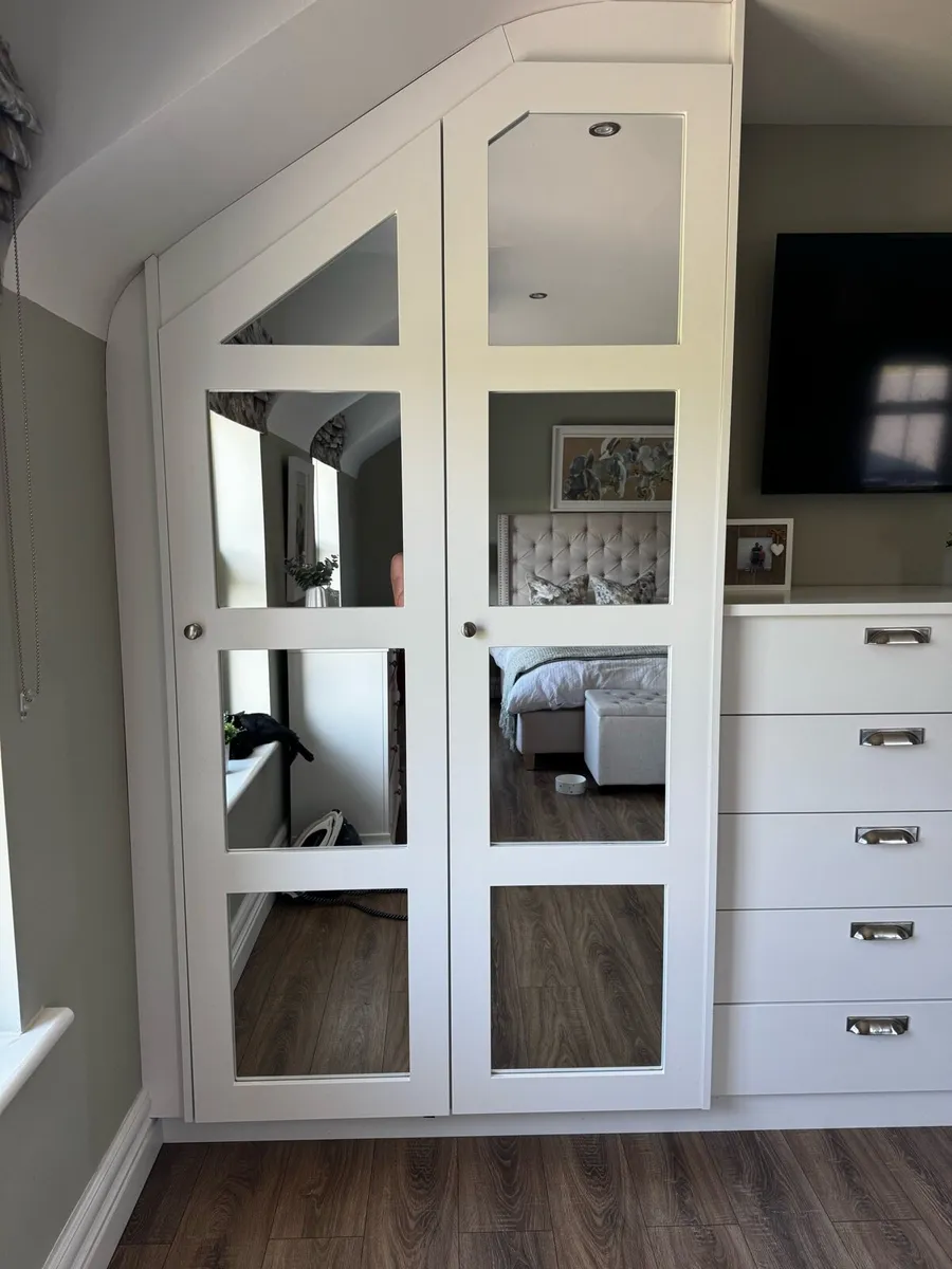 White mirror fitted wardrobes with 10 drawer chest - Image 3
