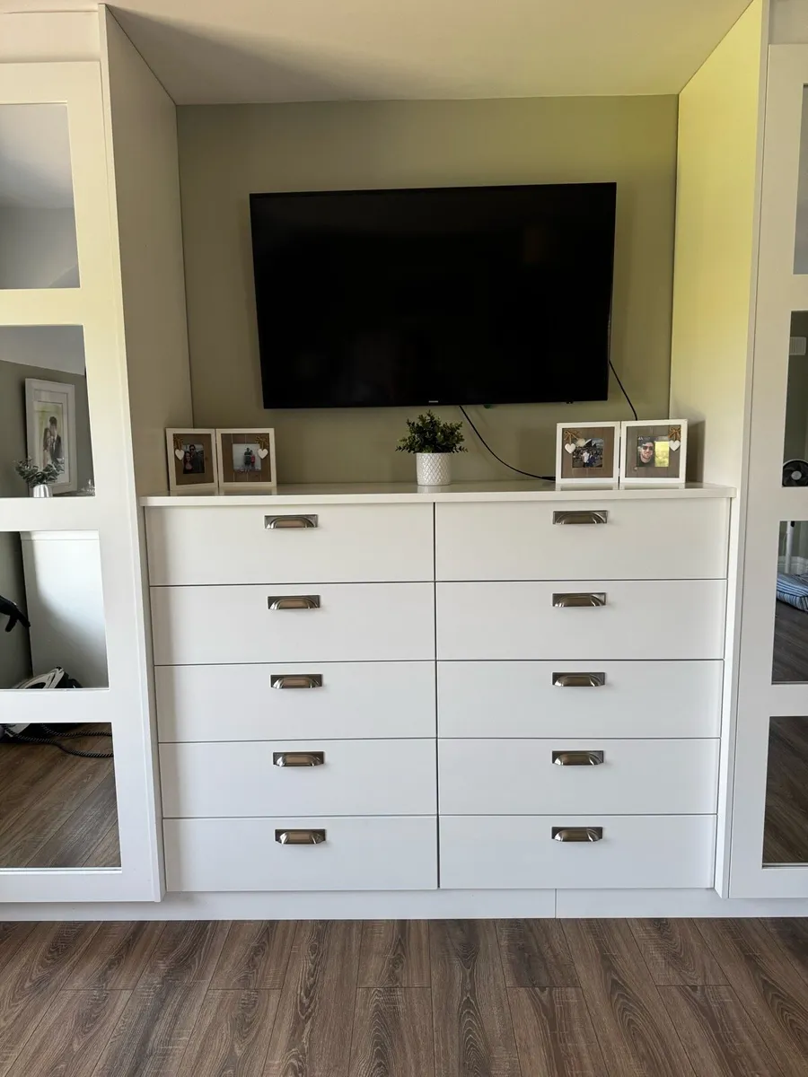 White mirror fitted wardrobes with 10 drawer chest - Image 4