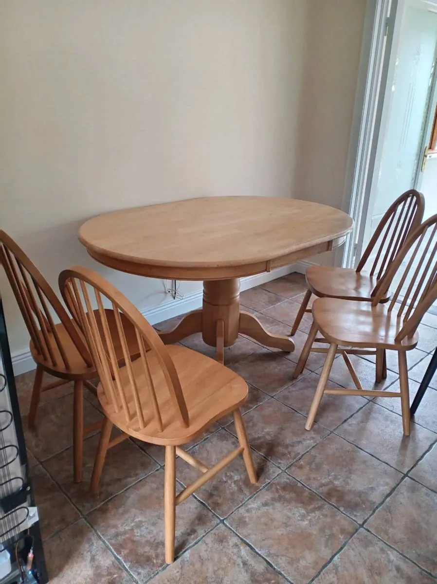 Table and 4 chairs - Image 1