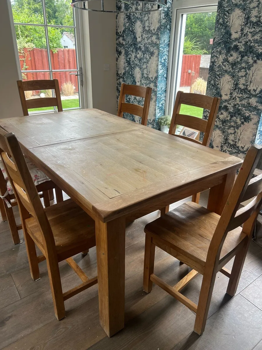 Table and chairs - Image 1