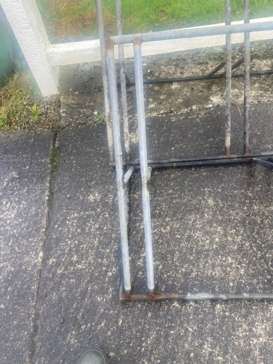 2 Bicycle Racks - Image 4