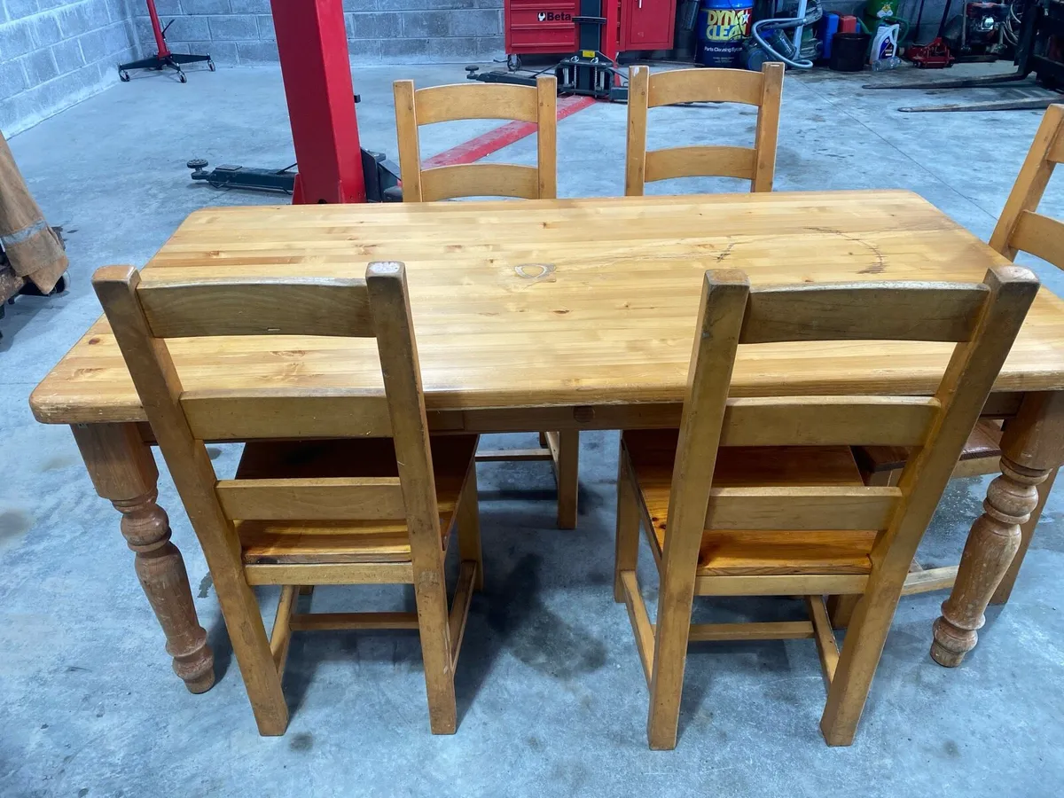 Table and chairs - Image 3