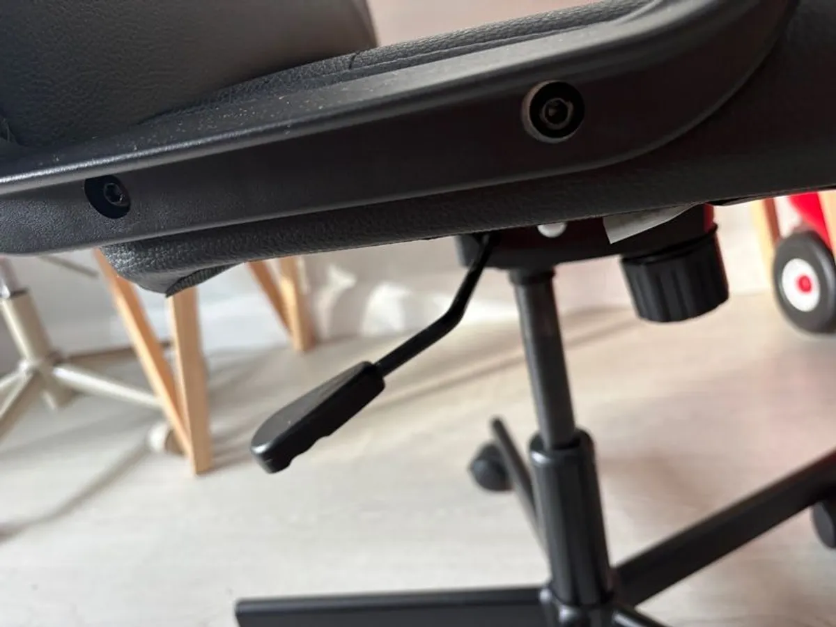 office chair  black adjustable height - Image 2