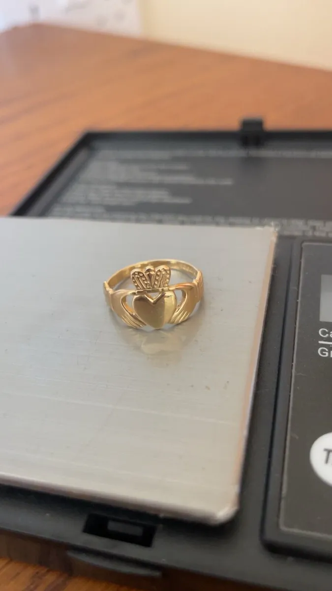 Gold irish claddagh ring - Image 1