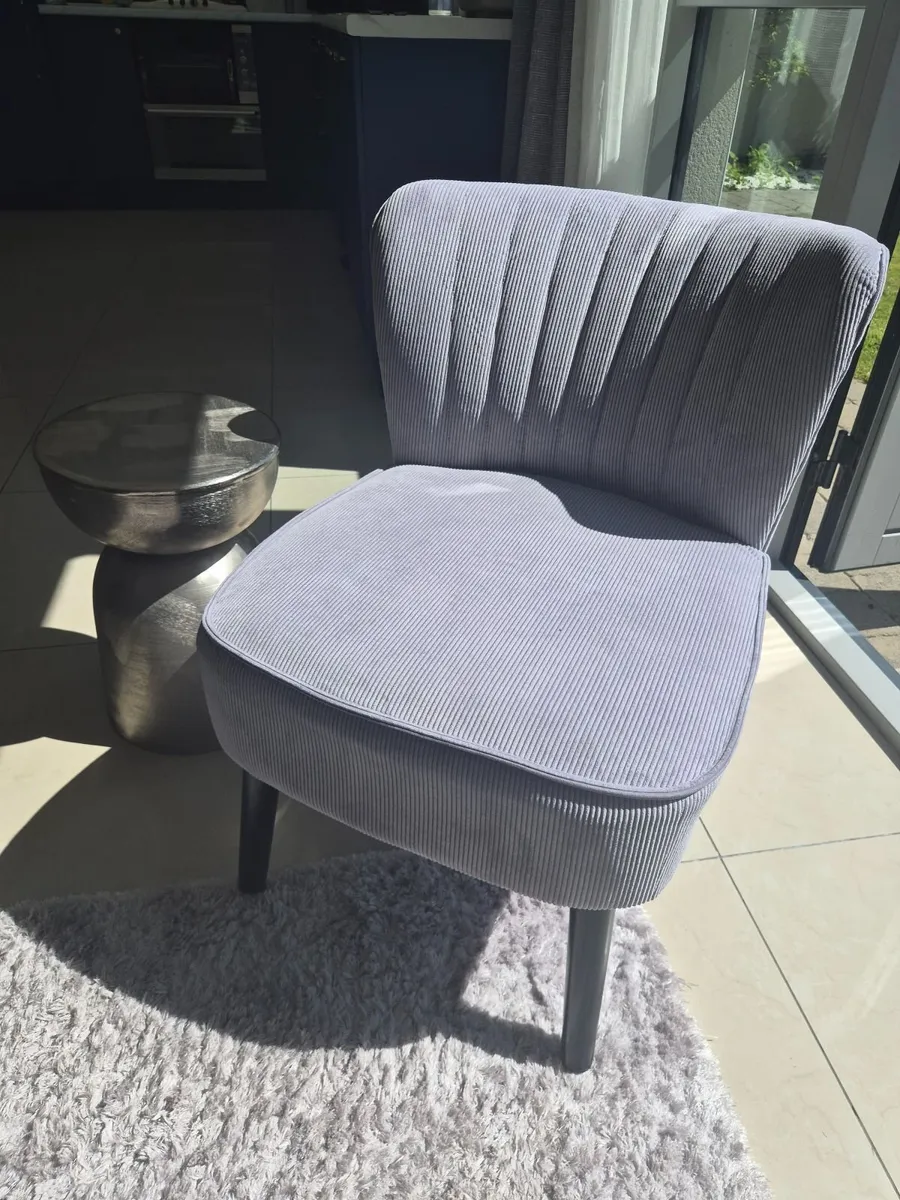 Accent chair - Image 1