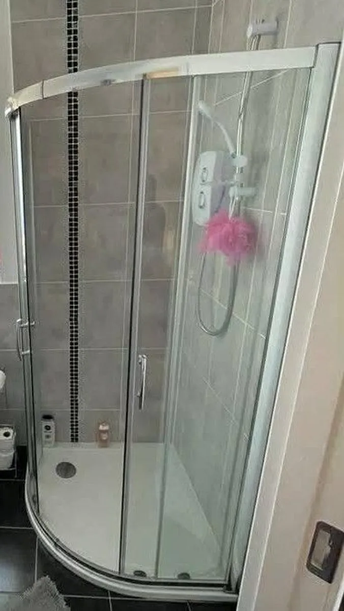 Used shower - Image 1