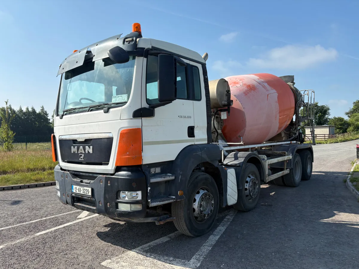 Man 8x4 Mixer - Image 3